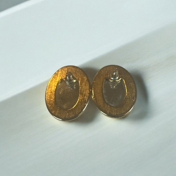 Vintage-Inspired Oval Stud Earrings – Brown Cat’s Eye Look | Gold-Tone Setting - Picture 4 of 5